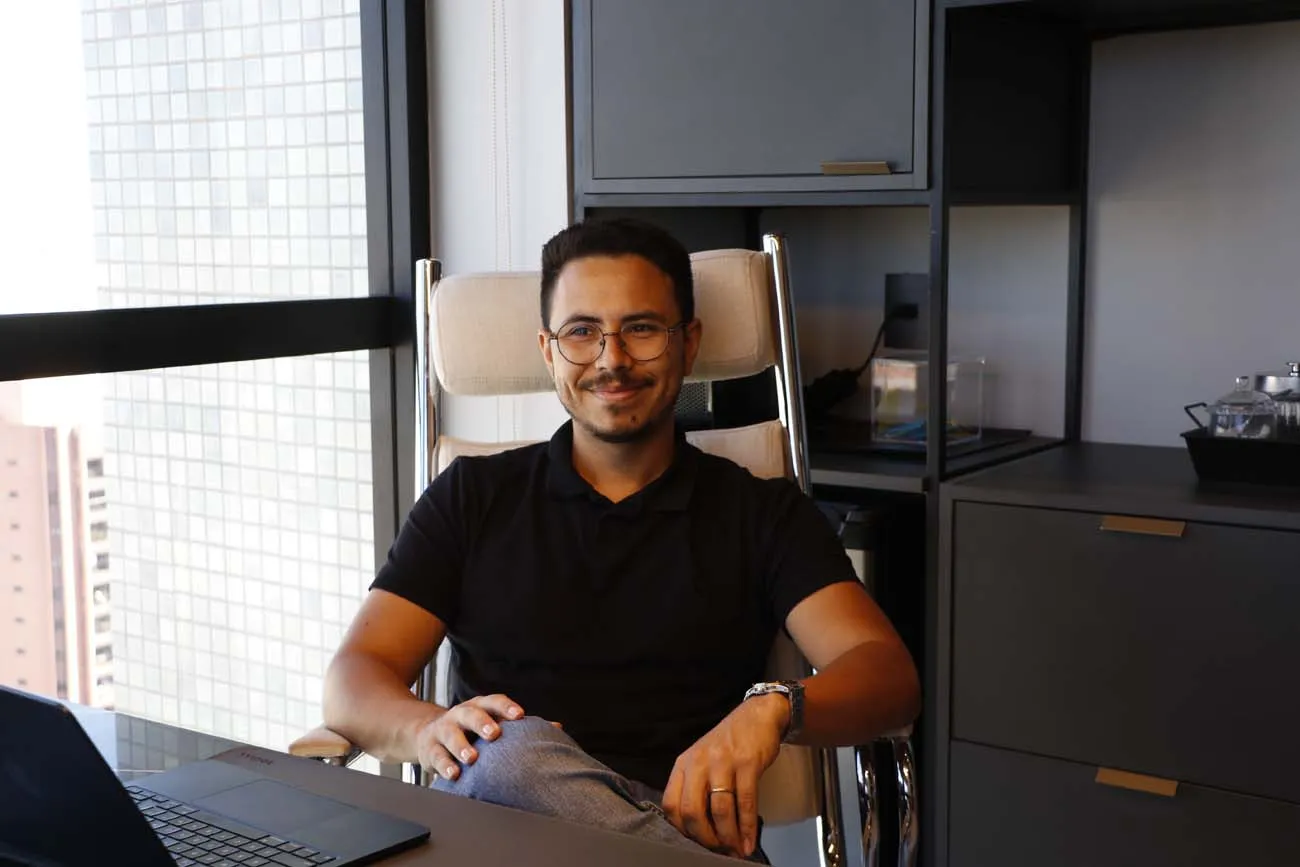 Jonathan Sarraf, de 32 anos, optou por outro setor, mesmo tendo formação em medicina
