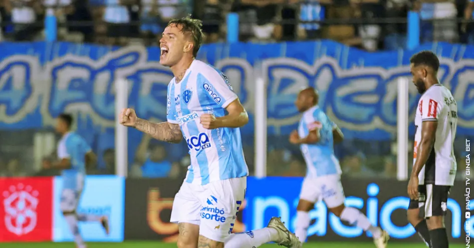 Meia encheu o pé, viu a bola desviar duas vezes e entrar no gol para explodir a Curuzu