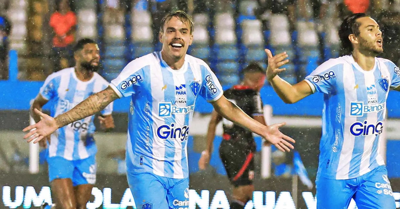 Denner (esquerda) conseguiu ganhar duas disputa no lance que acabou no gol bicolor