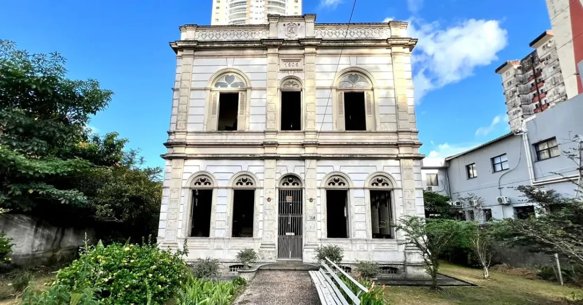 O Palacete Amyntas de Lemos, em Belém: mais de um século de história e memória em meio ao concreto da Avenida Almirante Barroso. O casarão agora está à venda, mas segue encantando quem passa