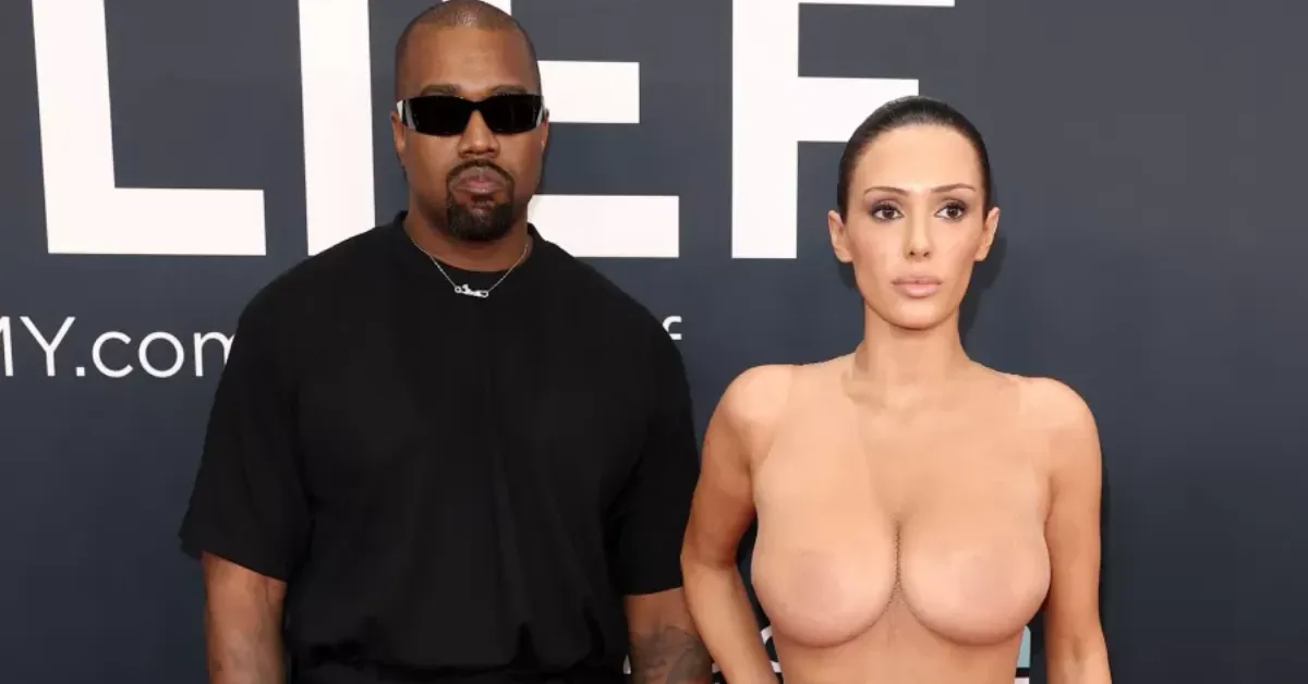 Bianca Censori, de lingerie comestível, caminha pelas ruas de Nova York ao lado de Kanye West