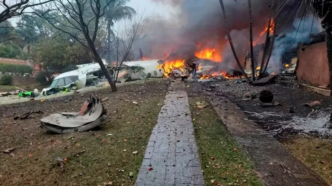 Às 13h21, a aeronave começou a perder altitude repentinamente, caindo um minuto depois em um condomínio residencial em Vinhedo