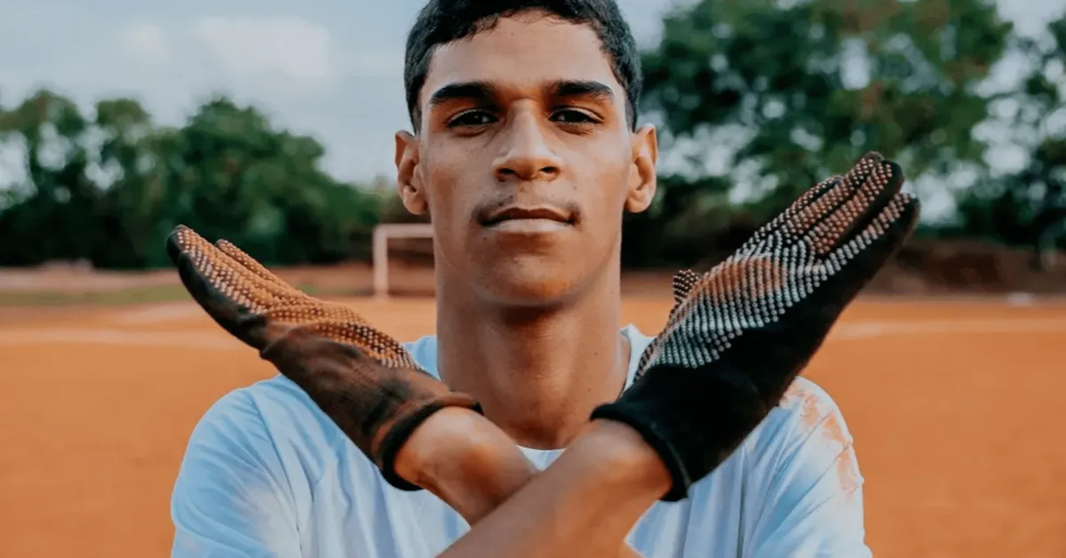 Iran Ferreira, conhecido como Luva de Pedreiro, foi internado em João Pessoa e já passou por exames