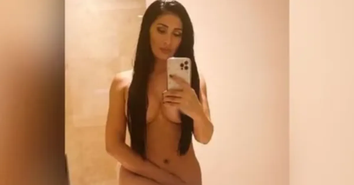Simaria, ex-dupla de Simone, causou alvoroço ao publicar e apagar foto nua em frente ao espelho.