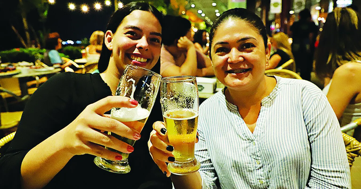 Lara Araújoe e Suelen Etelvino e Lucas Araújo falam de suas preferências pela cerveja