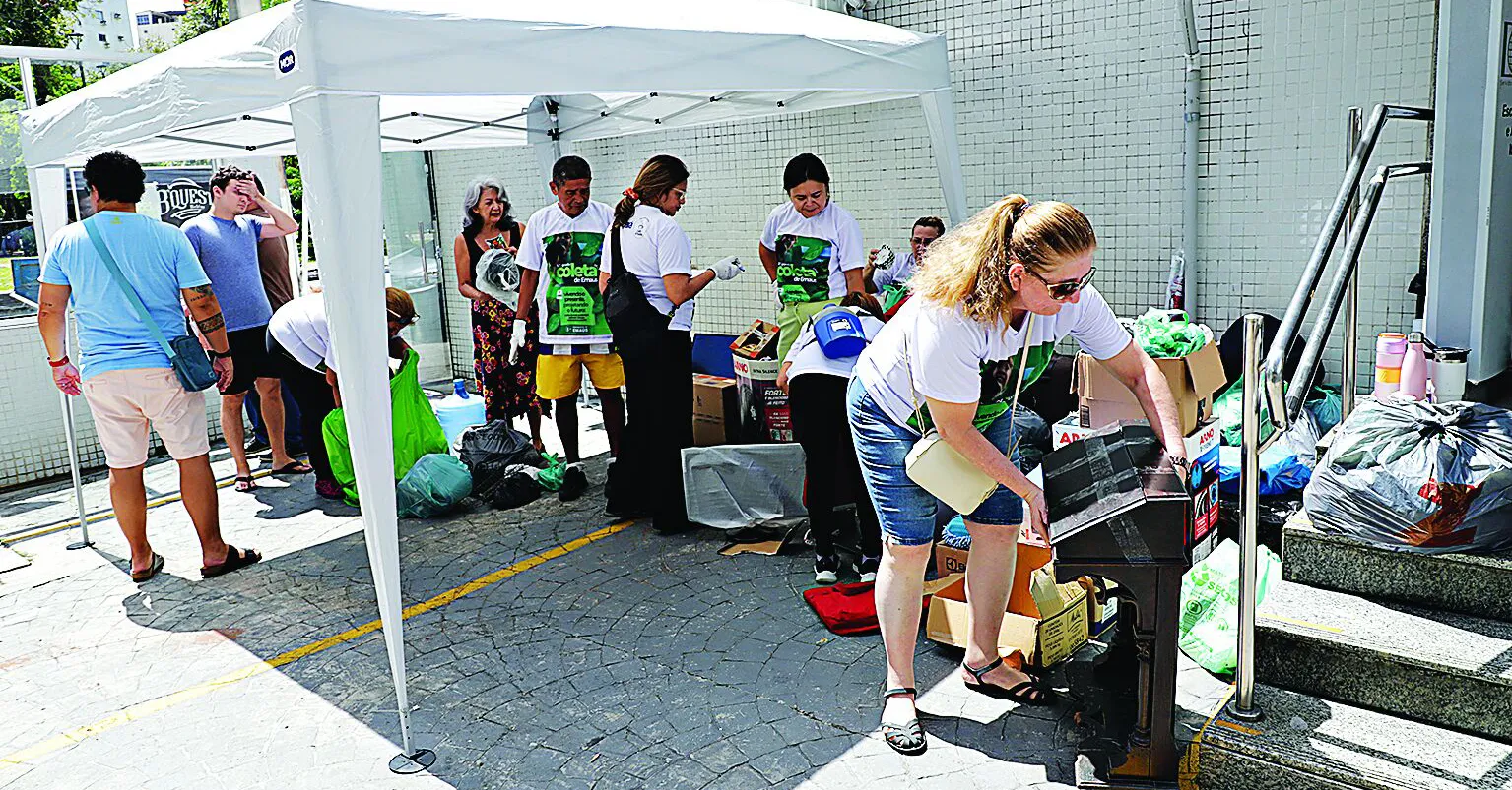 Doadores puderam levar equipamentos nos pontos de coletas montados e nos caminhões do Emaús