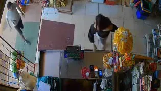 Mulher tenta se refugiar no estabelecimento, mas não intimida o agressor