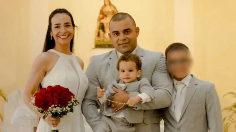 Adolescente em foto com a família