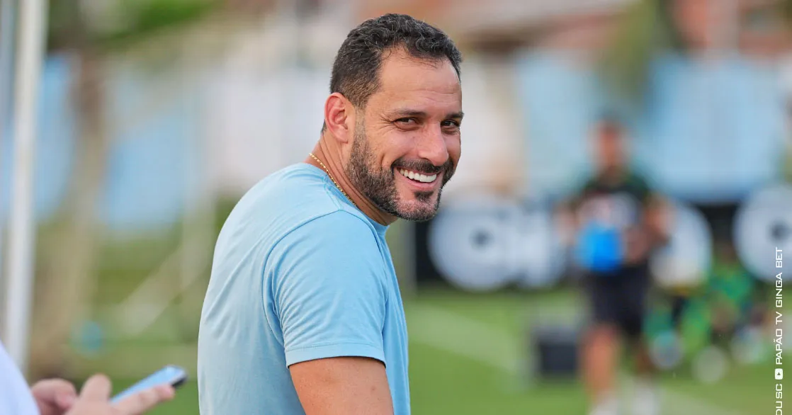 Frontini cobrou a equipe de arbitragem após o fim do 1º tempo.
