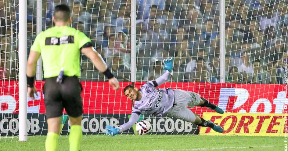 Gabriel Mesquita pegou o pênalti, mas a arbitragem mandou voltar a cobrança