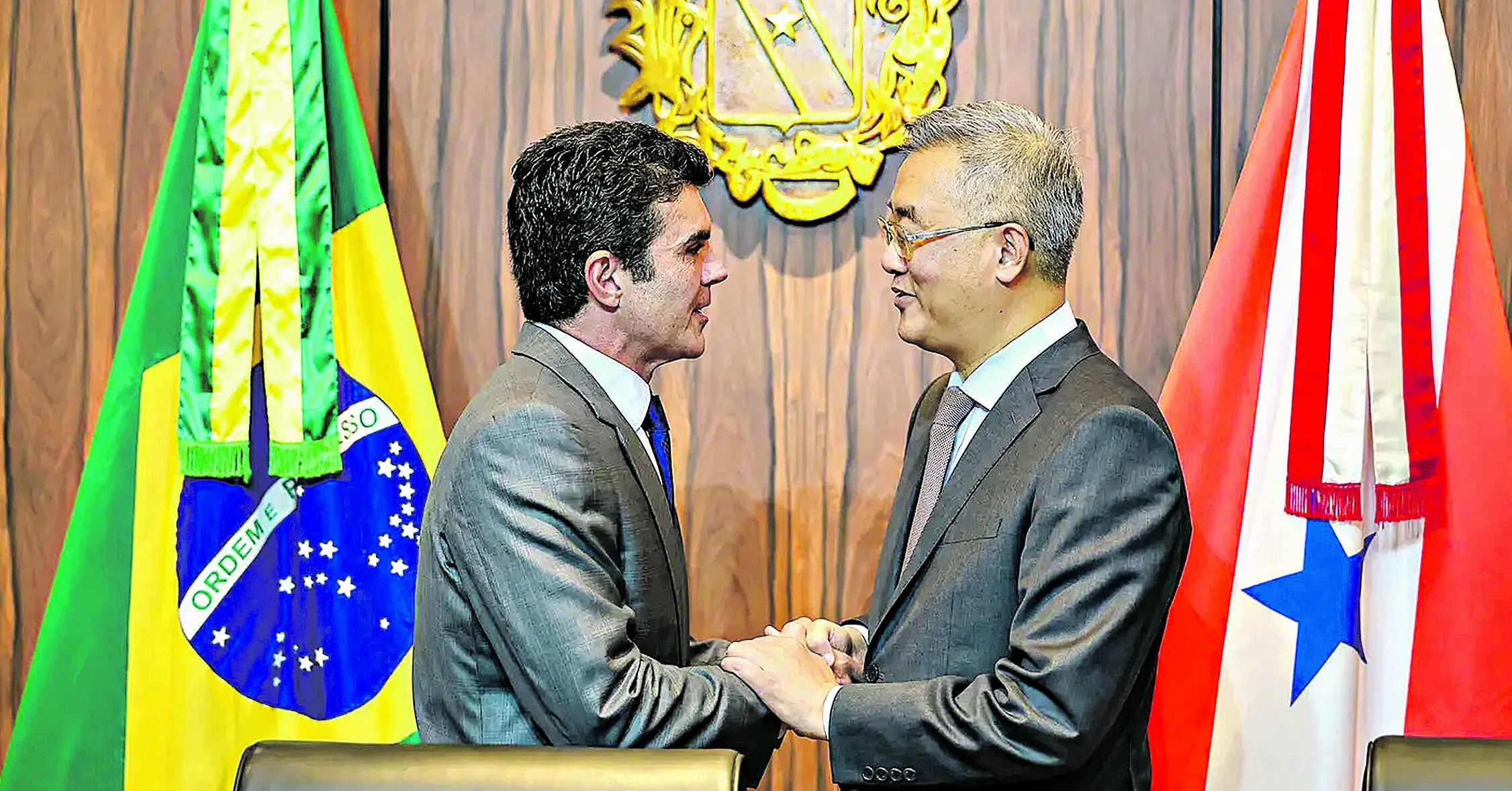 O governador Helder Barbalho e o embaixador Zhu Qingquiao em encontro no Palácio do Governo