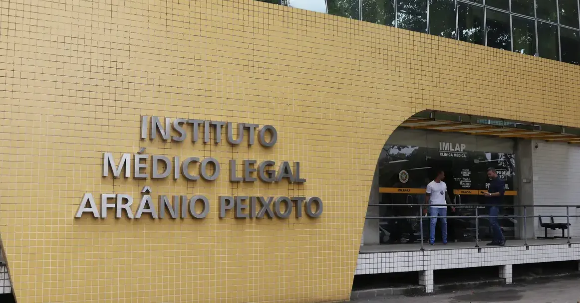 O exame foi realizado por dois peritos legistas da Polícia Civil, com a presença da irmã de Juliana, Mariana Marins, e de um perito da Polícia Federal