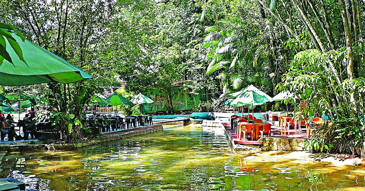 Piscinas naturais e artificiais, nascente de rio e muita vegetação. Um local ideal para relaxar.