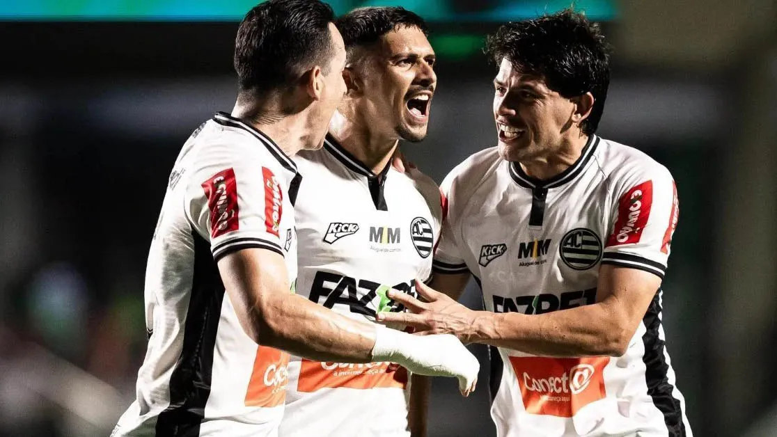 Jogadores do time mineiro comemoram vitória e saída da lanterna