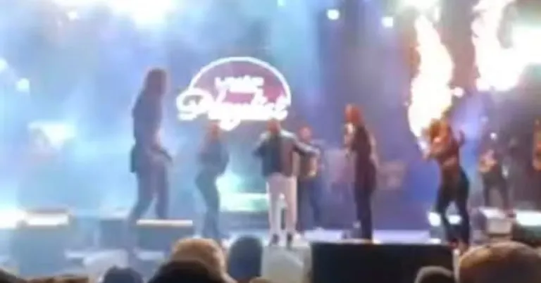 O momento gerou pânico no palco, com os demais artistas tentando apagar as chamas com as próprias mãos.