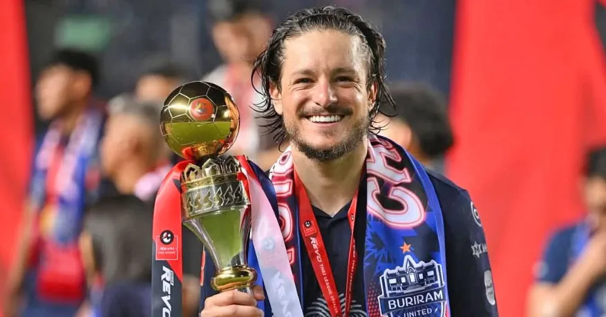 Meia pode voltar ao Brasil após duas temporadas. Lucas Crispim estaria na mira do Clube do Remo.