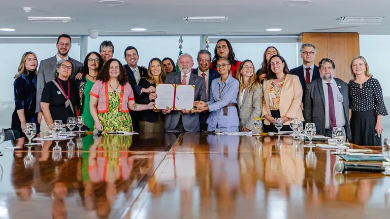 Lula junto de outros políticos, como a ministra do Meio Ambiente Marina Silva, Gleisi Hoffmann das Relações Institucionais, entre outras, na sanção da Lei