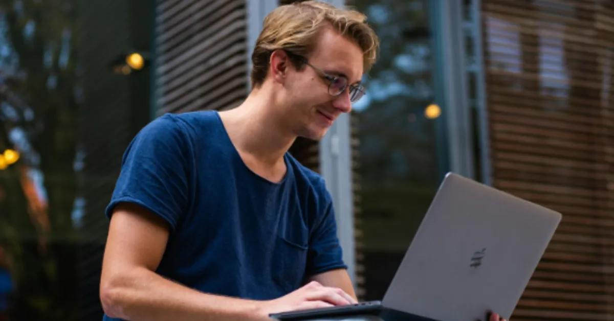 O software permite melhorar a qualidade de imagens, editar documentos e gerar ilustrações por meio de comandos simples.