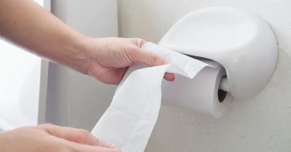 Especialistas orientam que o contato prolongado do papel com a pele deve ser evitado.