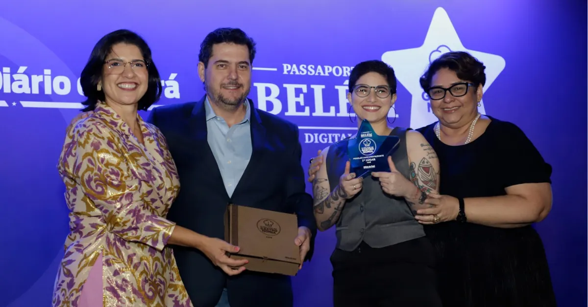 Prêmio Estrela Azul de primeiro lugar categoria Melhor Café das mãos de Priscila Oliveira executiva de contas do Diário do Pará,
Leandro Pissolati CEO do Grupo Pissolati, a Chef Camila Conte e a executiva de negócios Nilma Tavares.