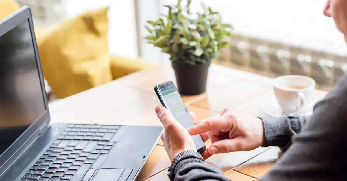 Essas soluções usam recursos de automação, aplicativos auxiliares e extensões de navegador para permitir que o usuário envie mensagens em horários específicos.