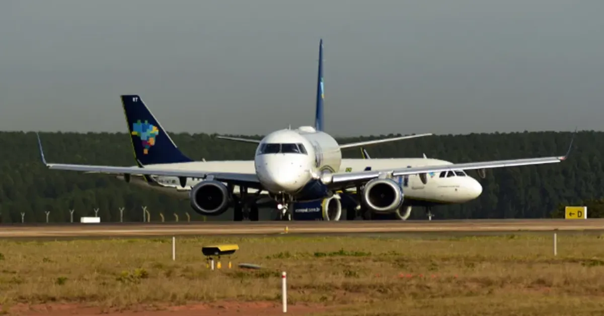 Após o procedimento, o avião retornou ao pátio para inspeção.