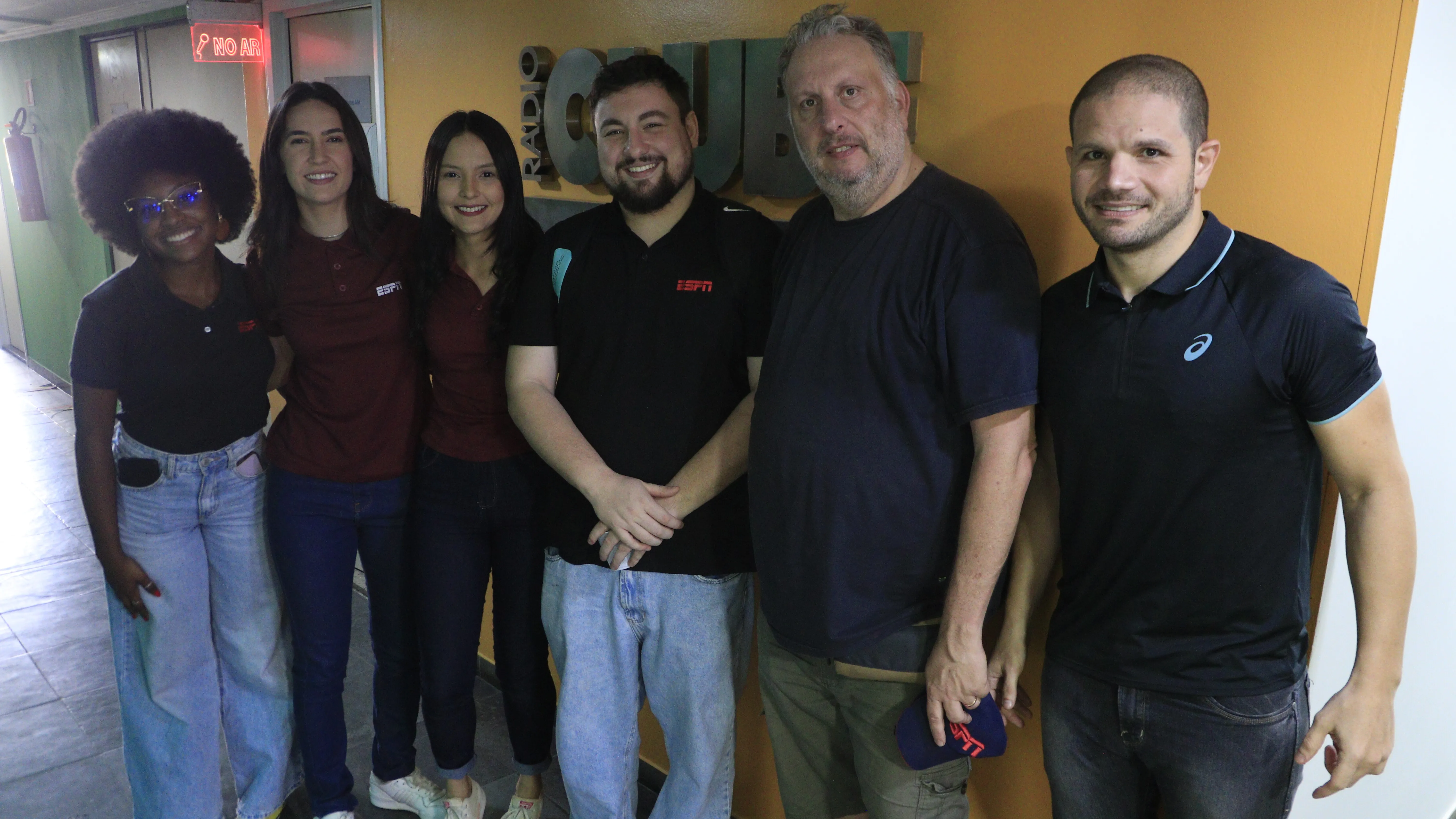Equipe da ESPN participa de programa na Rádio Clube do Pará, sendo recebidos pelo jornalista Saulo Zaire.