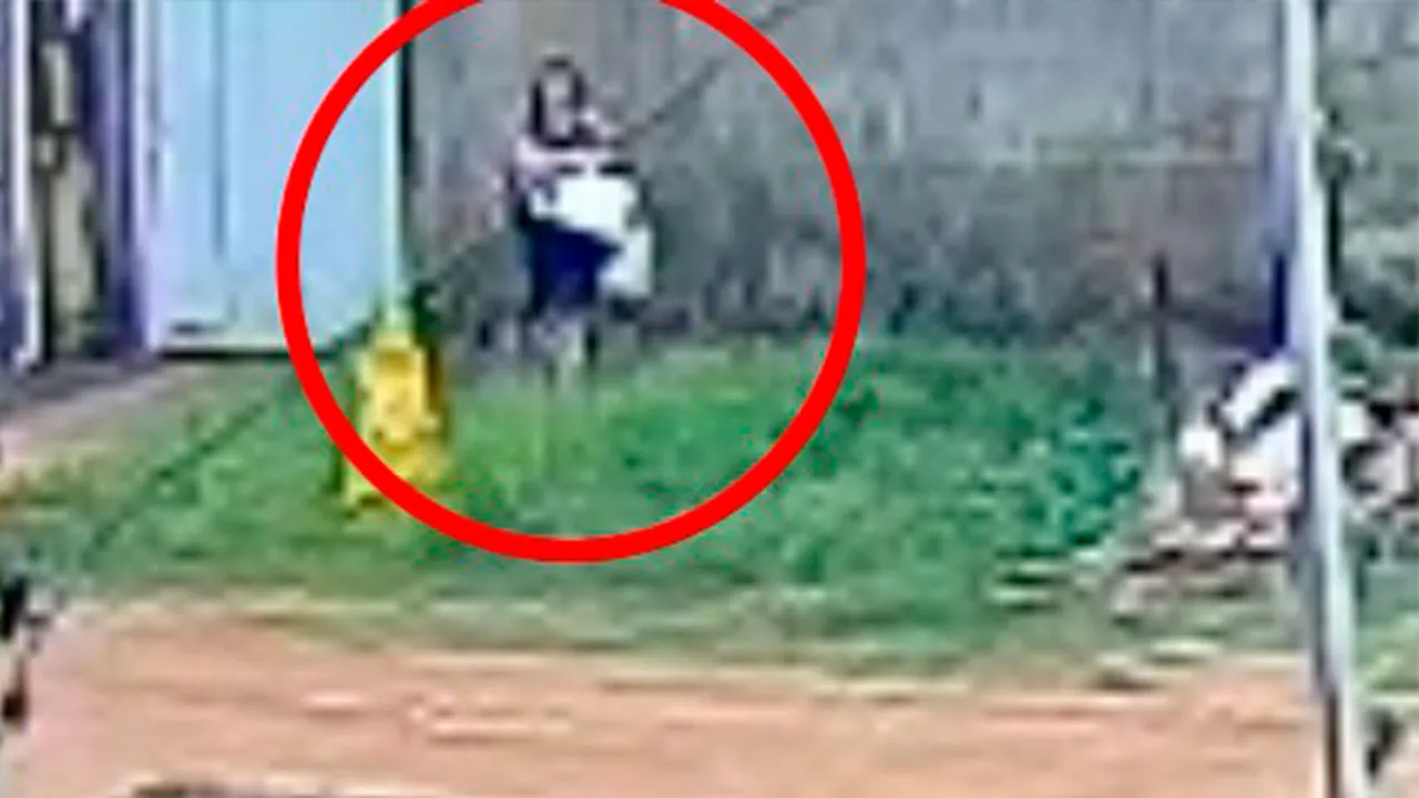 Câmera de uma residência flagra o momento em que a mulher abandona o bebê