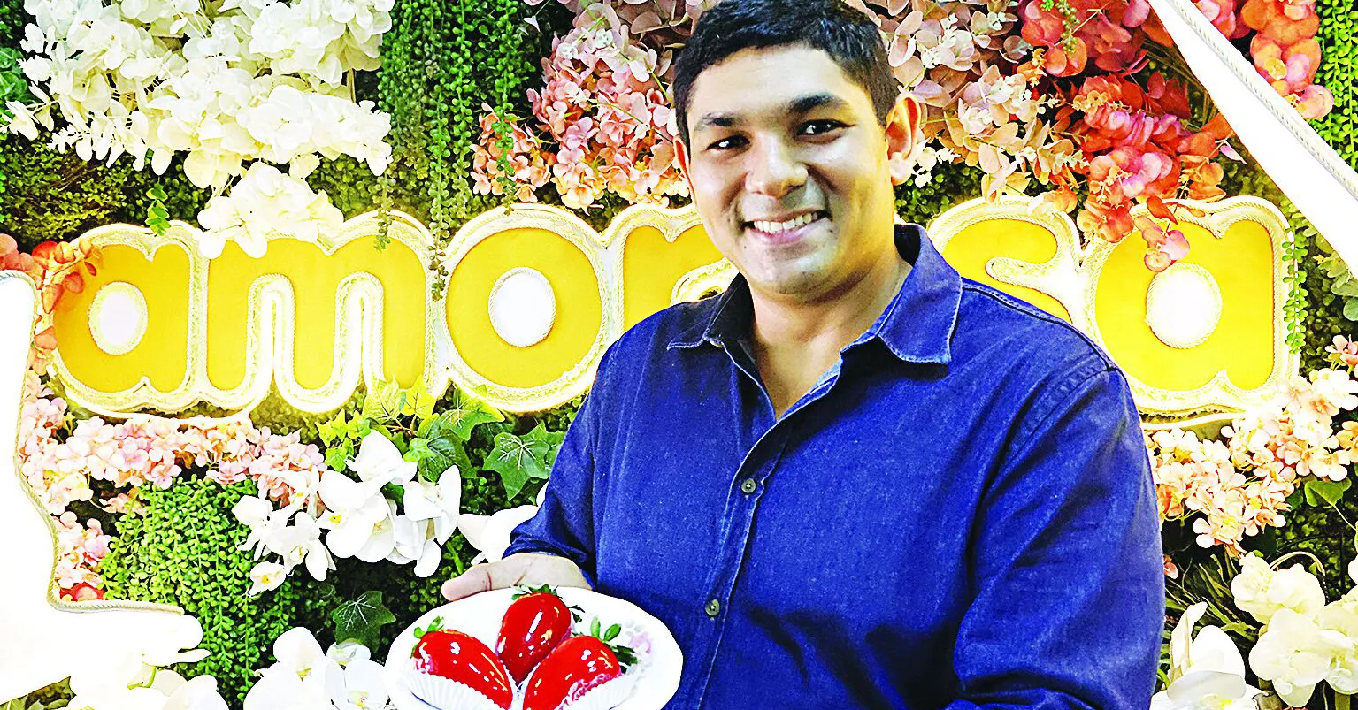 O proprietário da doceria Amorosa, Caio Barros, com a sobremesa do momento, o morango do amor