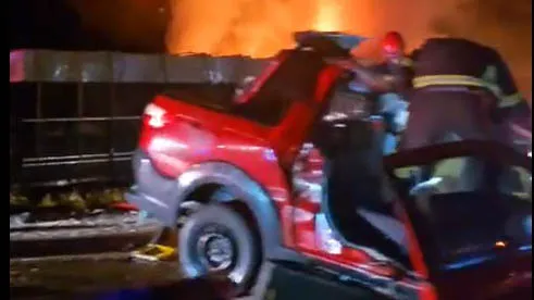 Carro destruído após a colisão contra a carreta