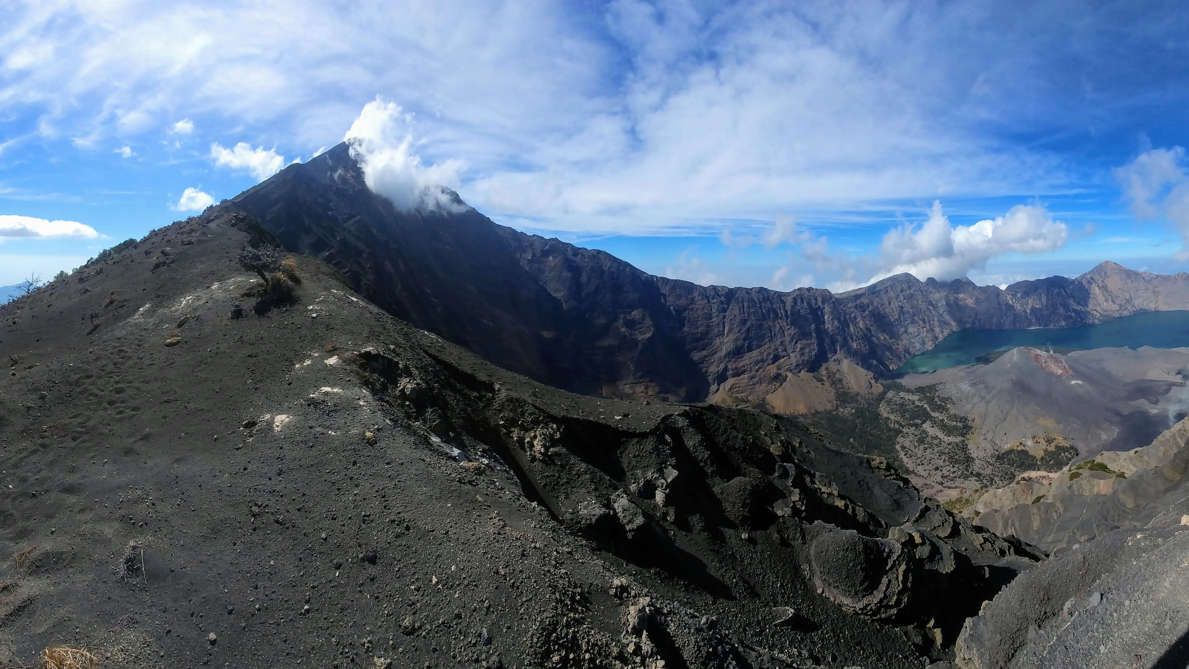 Com 3.726 metros de altitude, o Rinjani é o segundo maior vulcão da Indonésia e está localizado na ilha de Lombok