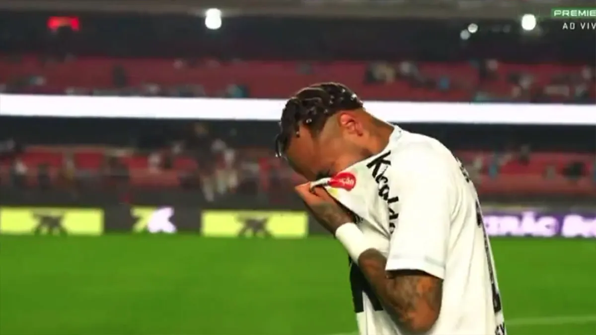 Neymar deixou o campo aos prantos após o Santos peder por 6 x 0 para o Vasco, o pior resultado da carreira do atleta.