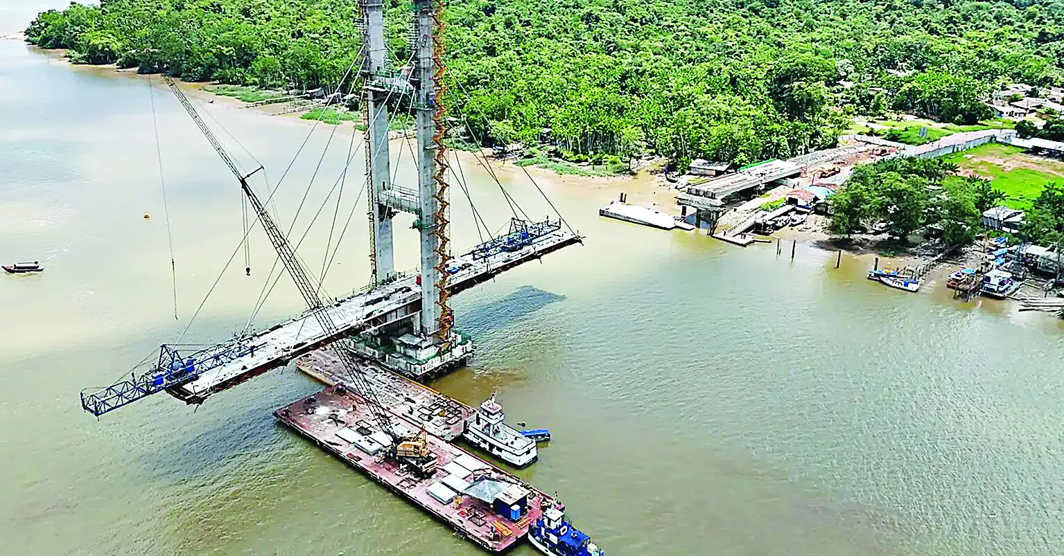 O impacto do navio não causou danos estruturais à ponte e, felizmente, nem registrou vítimas