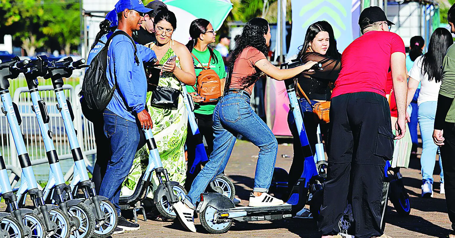 As tarifas para liberar os patinetes são cobradas por minuto, hora, dia ou mês, conforme a demanda dos usuários.