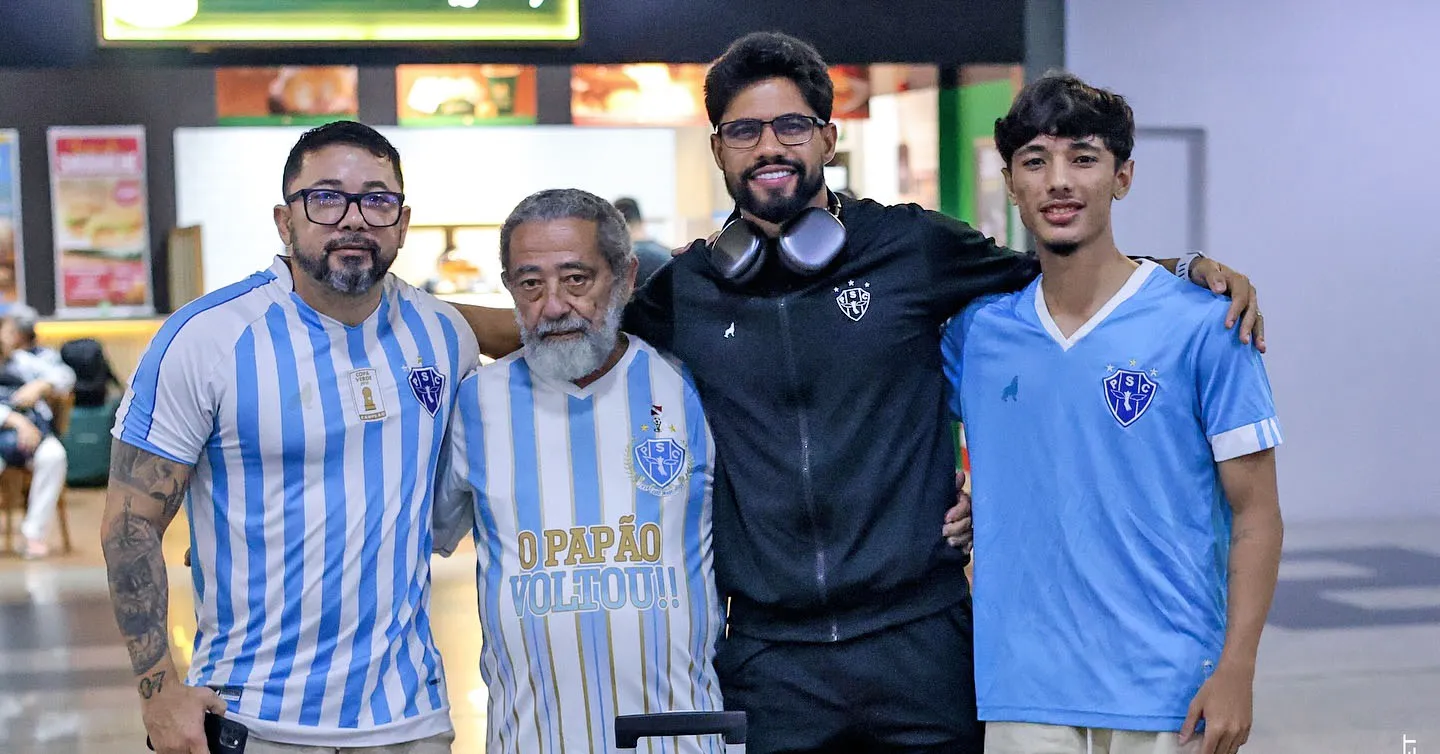 Bryan Borges com torcedores no aeroporto de Manaus, no Amazonas