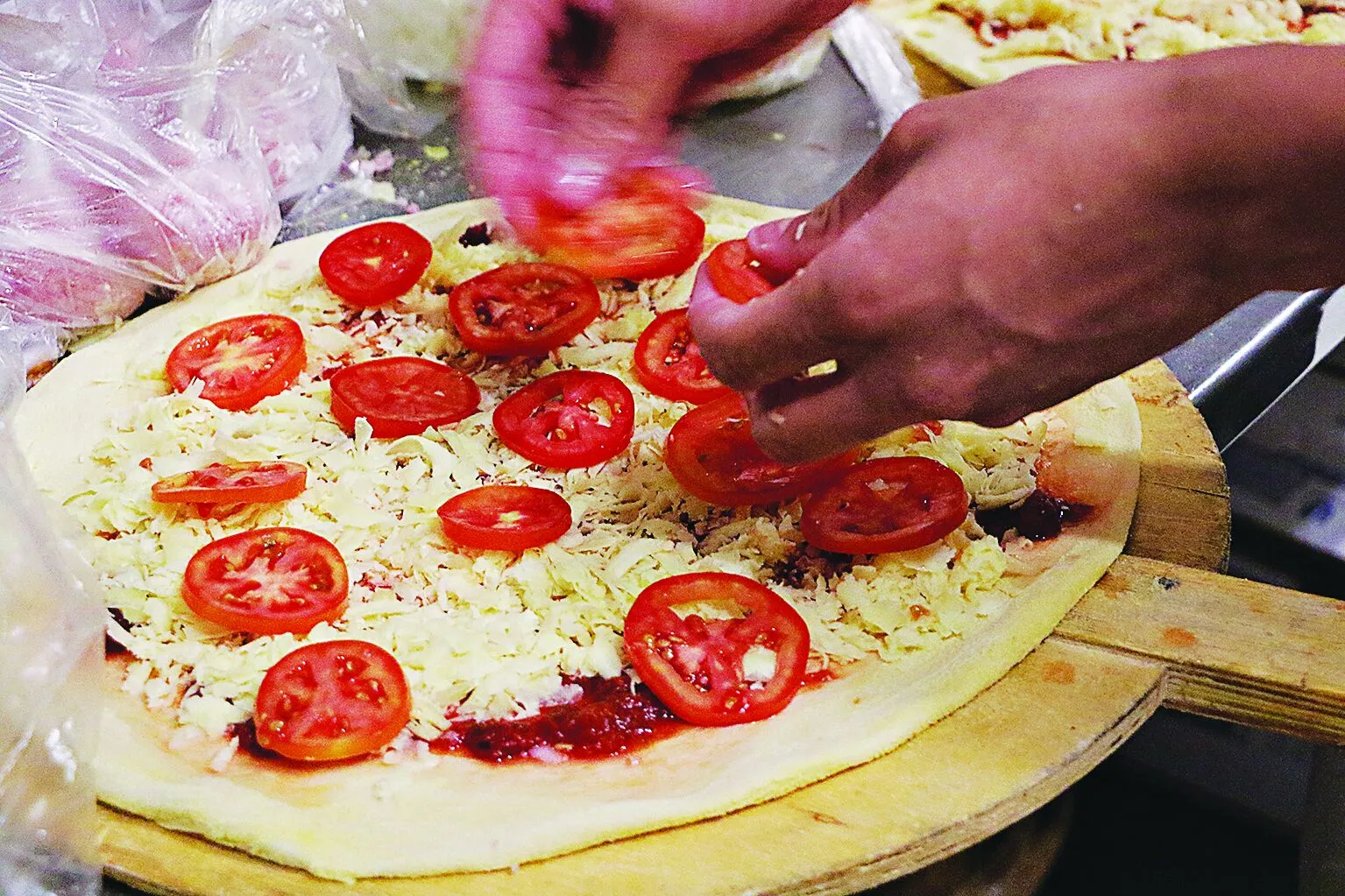 O surgimento da pizza moderna, do jeito que conhecemos hoje, é atribuído aos povos do sul da Itália, especialmente em Nápoles.