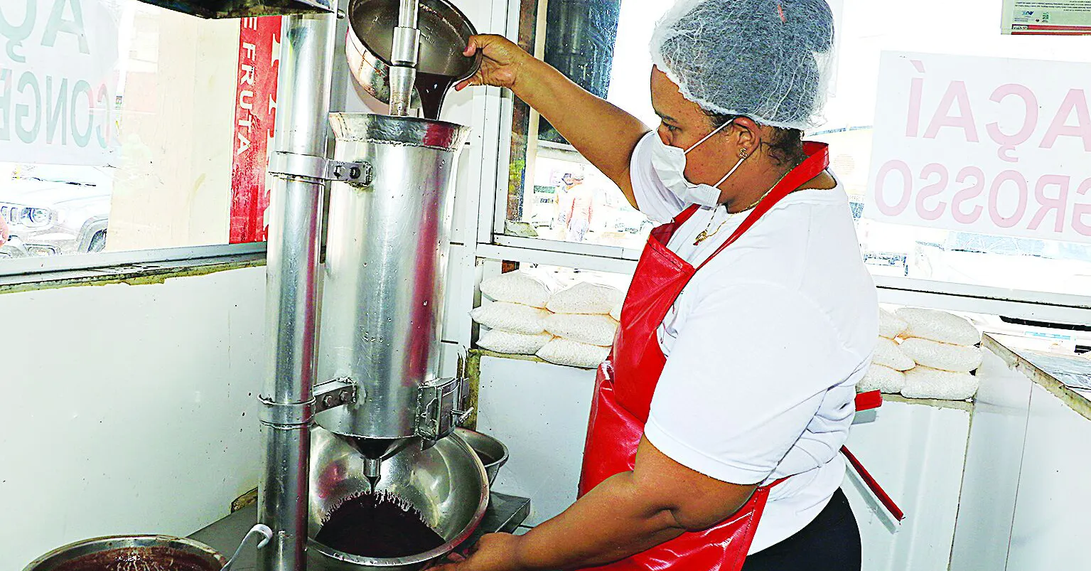 Safra do açaí aumenta a expectativa de novo recuo de preço para agosto. Abaixo, Letícia Soares
