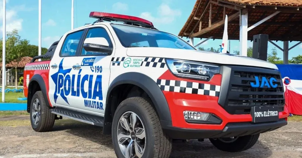 Em resposta imediata, Helder anunciou que três policiais militares envolvidos na ação foram autuados em flagrante e encaminhados ao Batalhão Especial Penitenciário