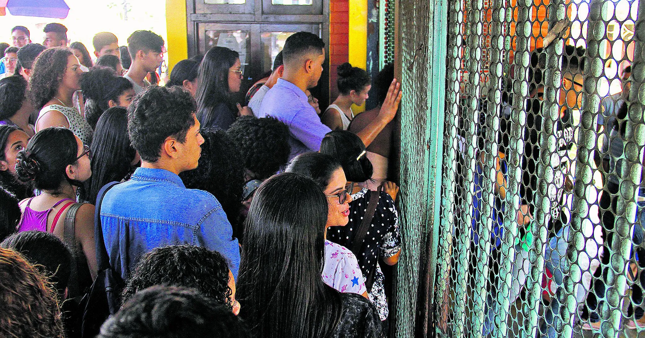 O ENEM avalia o desempenho escolar dos estudantes ao término da educação básica.