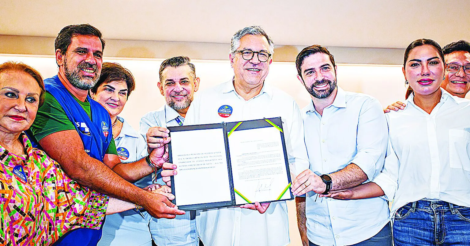 O prefeito Igor Normando e o ministro Alexandre Padilha durante o anúncio dos investimentos.