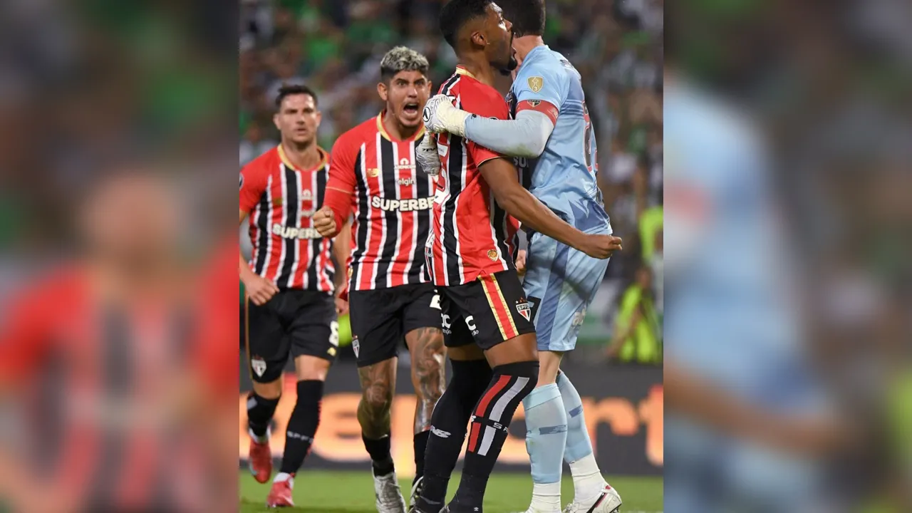 Goleiro Rafael é festejado por ter defendido pênalti que garantiu o empate tricolor