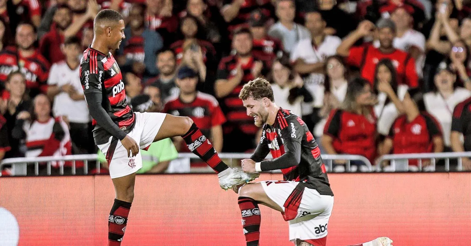 Samuel Lino e Léo Pereira na comemoração do 1º gol
