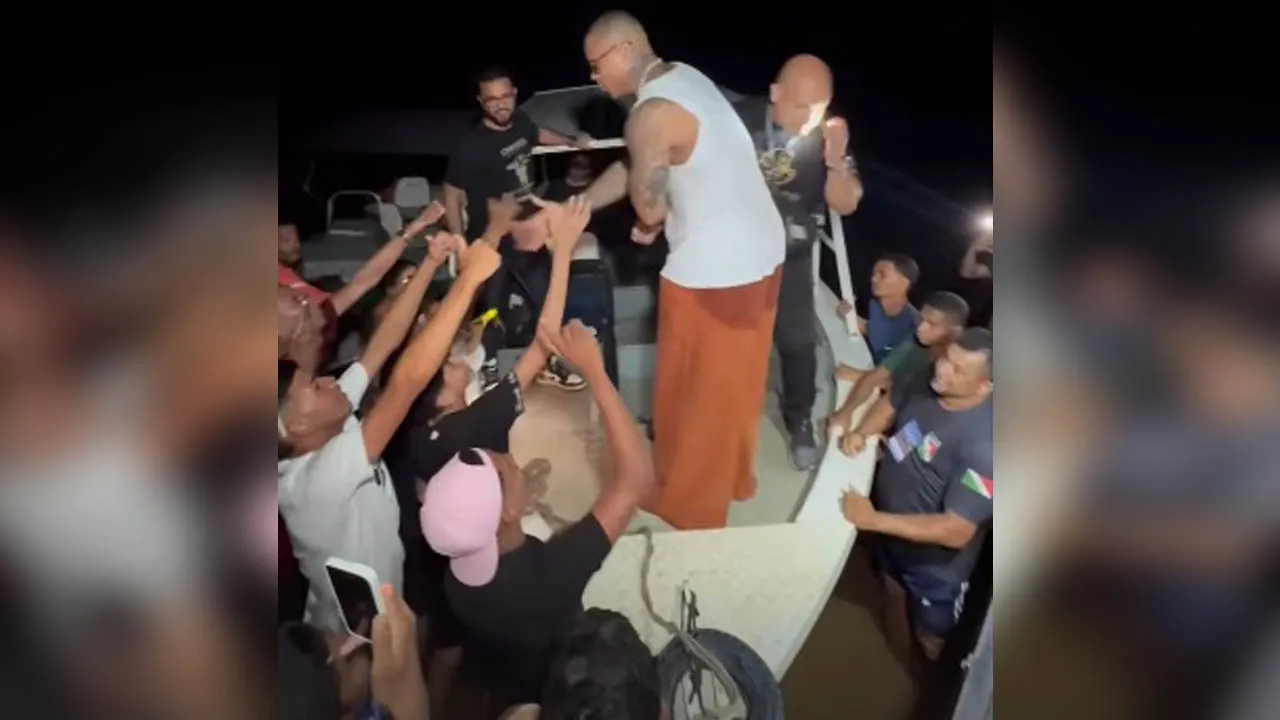 Mesmo na lancha, ele foi ovacionado pelos fãs