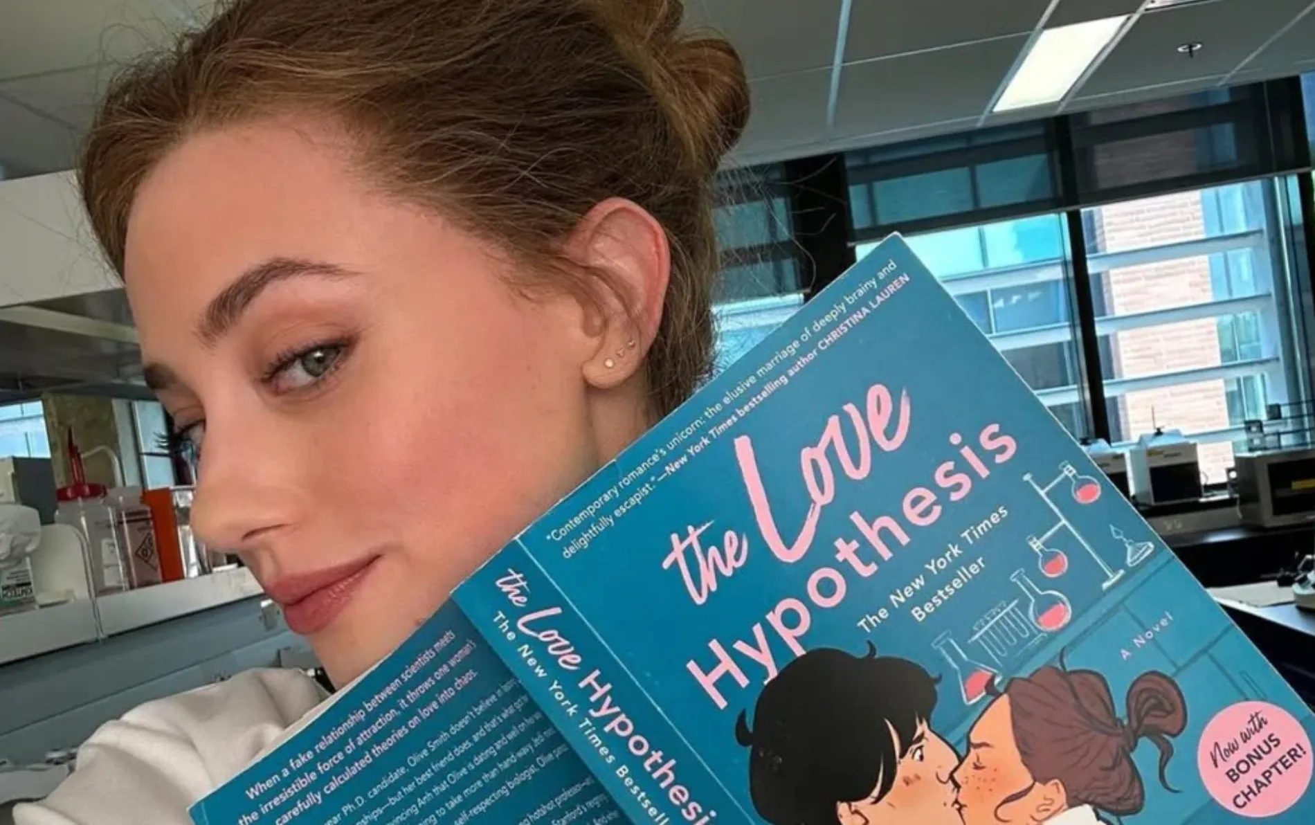 Lili Reinhart com exemplar de A Hipótese do Amor; atriz protagoniza a adaptação do livro