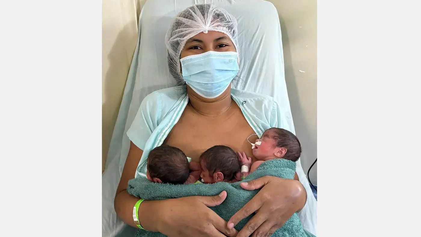 Mamãe sai com três filhos após o parto