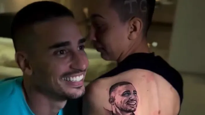 A fã também fez o desenho das iniciais TG em seu cabelo.