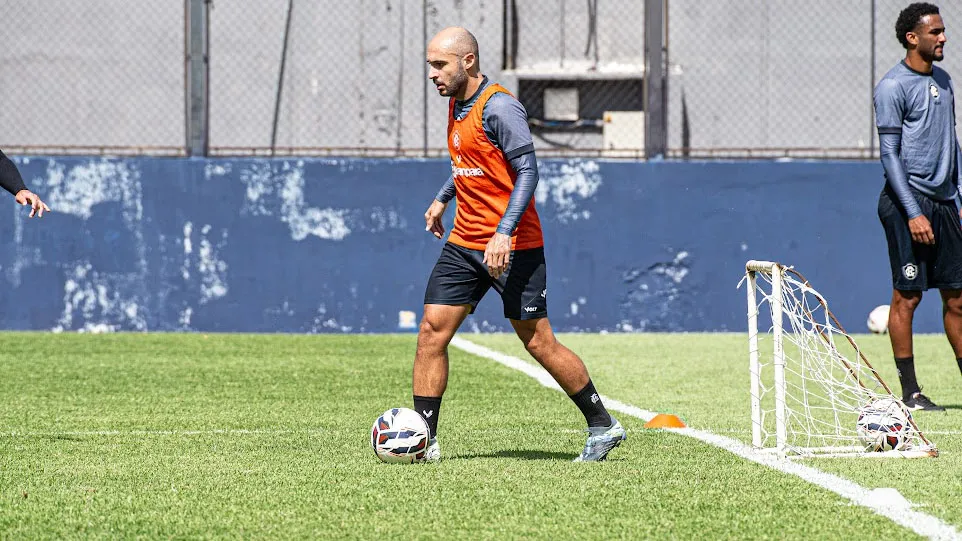 Meia Régis já voltou a trabalhar com bola no Baenão