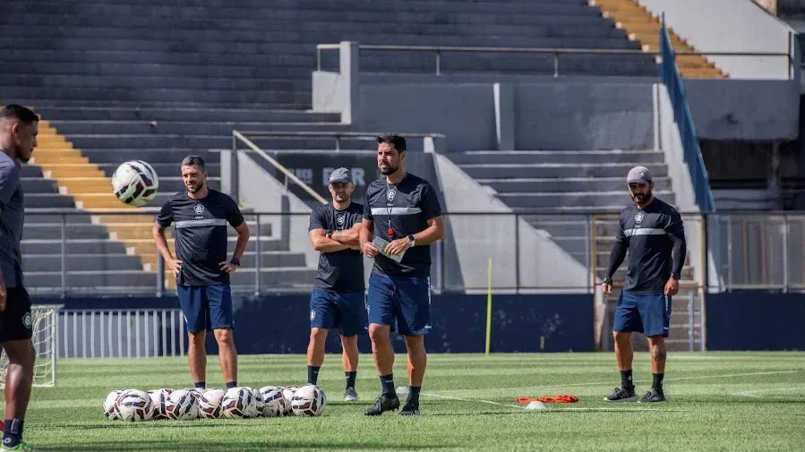 António Oliveira e demais auxiliares da comissão técnica do Remo