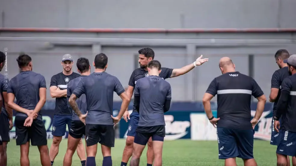 Técnico António Oliveira com os atletas do Clube do Remo
