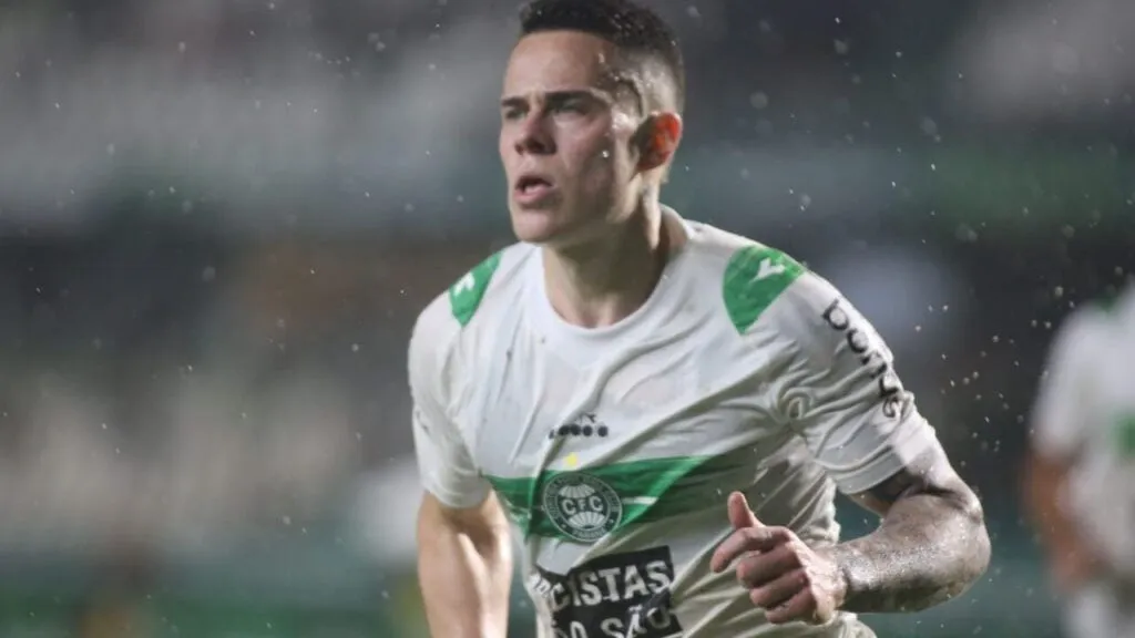 Revelado nas categorias de base, Meurer foi campeão da Copa do Brasil Sub-20 em 2021, pelo clube paranaense. Ele tem contrato com o Coxa até o fim de 2026.